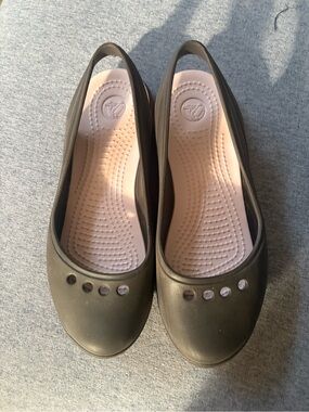 Crocs dark brown pink clogs flats sandals women size 7 
EUC